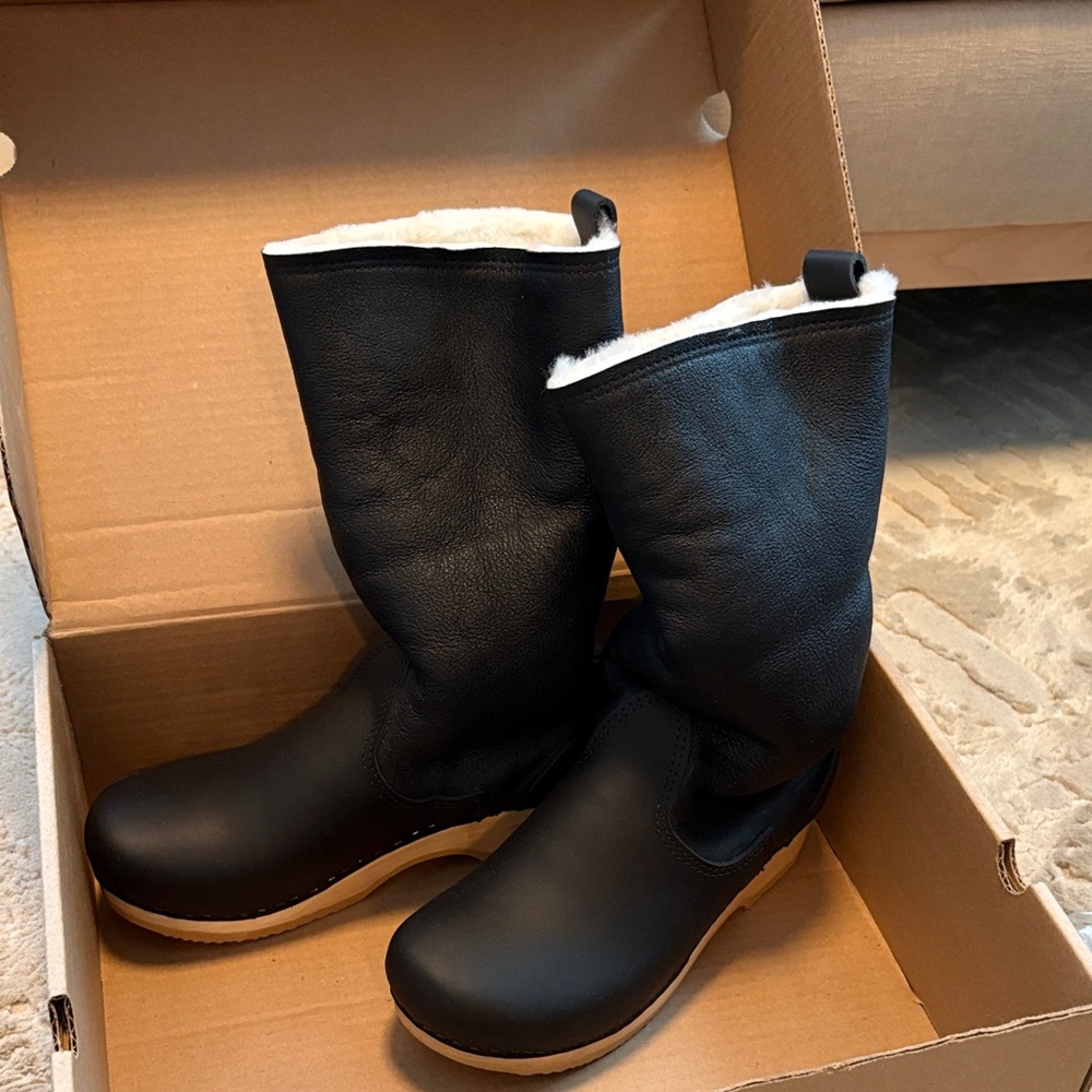 NWT: SVEN 11" Black Clog Low-heeled Boot with Cream Fur Lining